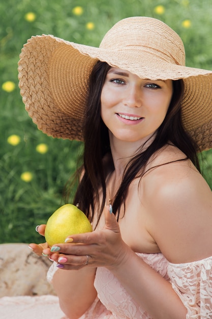 Foto portret van mooi lachend meisje met een mooie glimlach