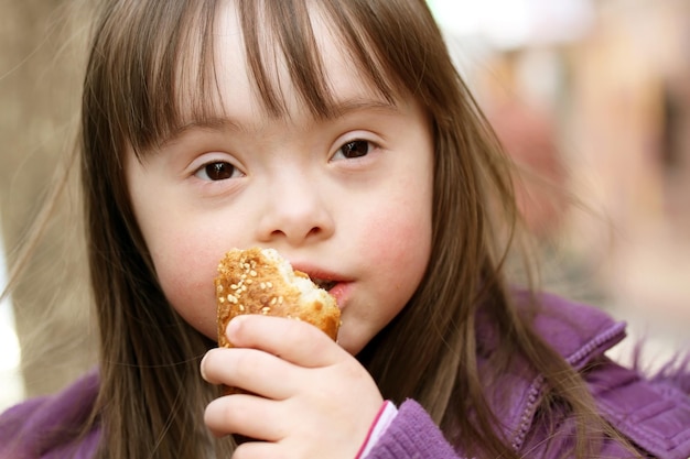 Portret van mooi meisje dat stokbrood eet