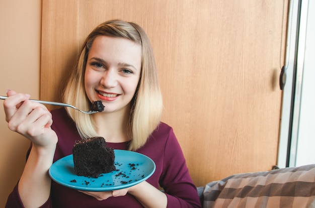 Portret van mooi meisje in café