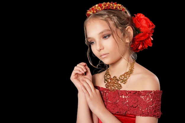 portret van mooi meisje in rode jurk op zwarte achtergrond