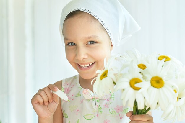 Portret van mooi meisje met madeliefjes bloemen