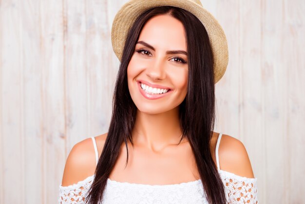 Portret van mooi meisje met stralende glimlach in zomerhoed