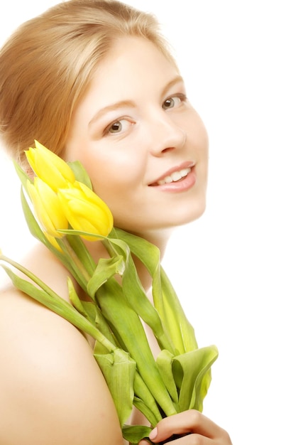 Portret van mooi meisje met tulpen