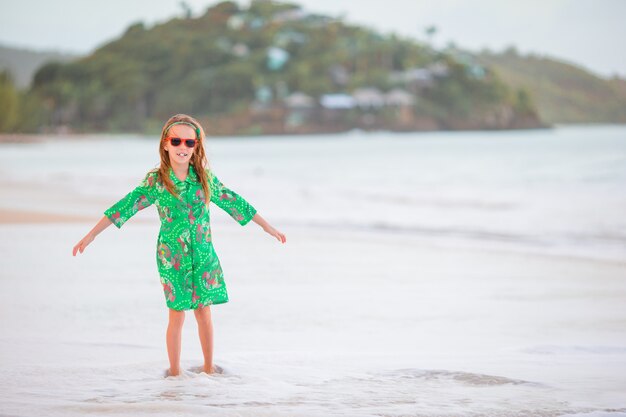 Portret van mooi meisje op strand het dansen