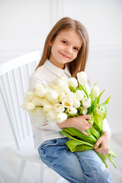 Portret van mooi mooi meisje met witte bloemen