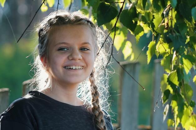 Portret van mooi tienermeisje in het park, telefoto-opname