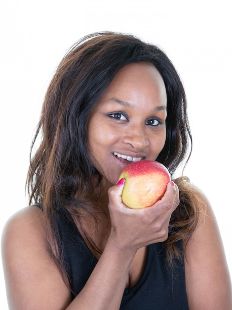 Portret van mooi zwarte die nemend beet van rode appel eten