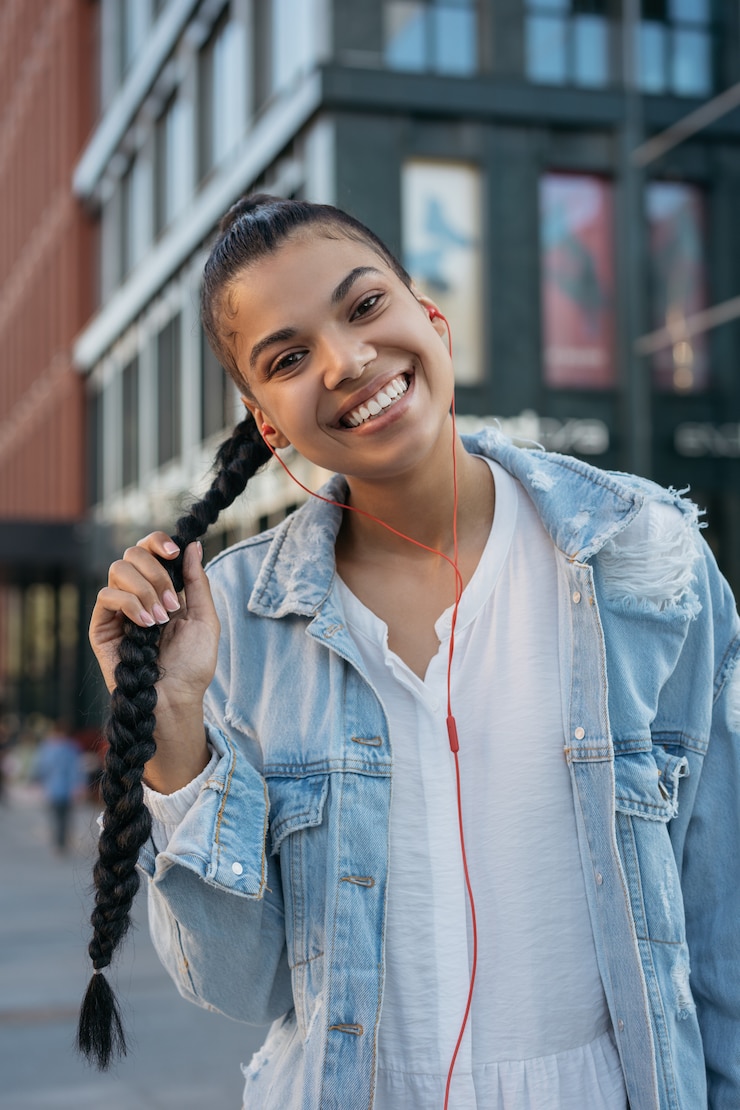 Foto portret van mooie afrikaanse amerikaanse vrouw poseren voor foto's, wandelen op straat