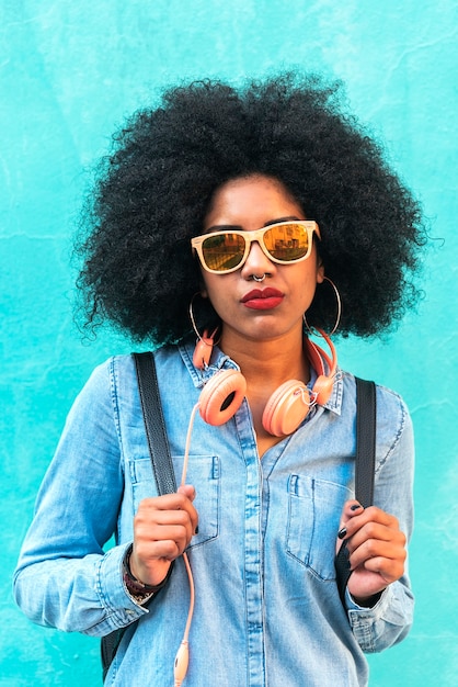 Portret van mooie Afro-Amerikaanse vrouw in de straat.