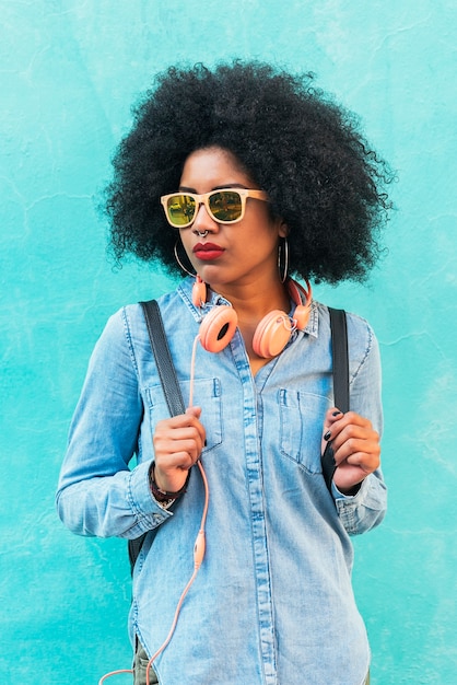 Portret van mooie Afro-Amerikaanse vrouw in de straat.