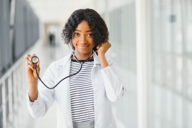 Portret van mooie afro Amerikaanse vrouwelijke medische stagiair in modern kantoor