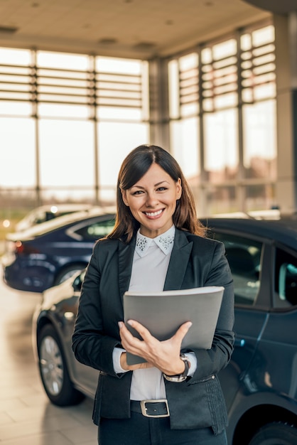 Portret van mooie autoverkoopster.