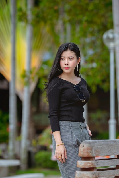 Portret van mooie Aziatische jonge vrouw of Thaise jonge vrouwen in een luxe suite, vrouw is gelukkig in het park op een ontspannende vakantie