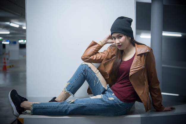 Portret van mooie Aziatische vrouw bij het parkeren van de nachtscèneThailand mensen