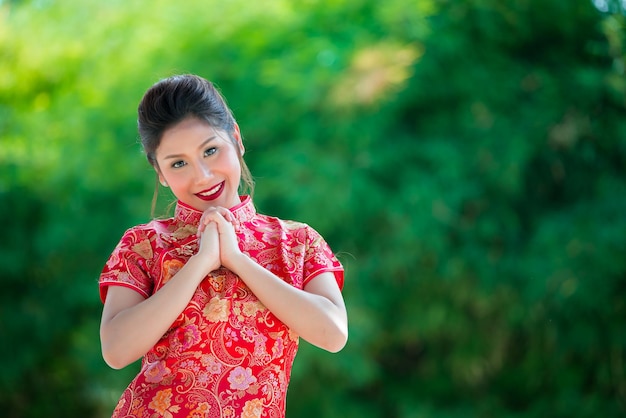 Foto portret van mooie aziatische vrouw in cheongsam-jurkthailand-mensen gelukkig chinees nieuwjaarsconcept