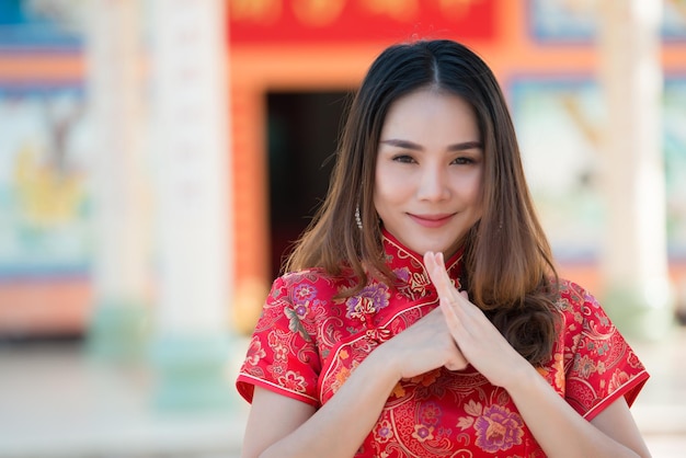 Portret van mooie Aziatische vrouw in Cheongsam-jurkThailand-mensen Gelukkig Chinees nieuwjaarsconcept