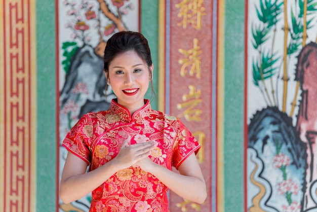 Portret van mooie Aziatische vrouw in Cheongsam-jurkThailand-mensen Gelukkig Chinees nieuwjaarsconcept