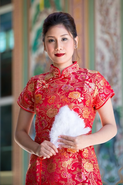 Portret van mooie Aziatische vrouw in Cheongsam-jurkThailand-mensen Gelukkig Chinees nieuwjaarsconcept