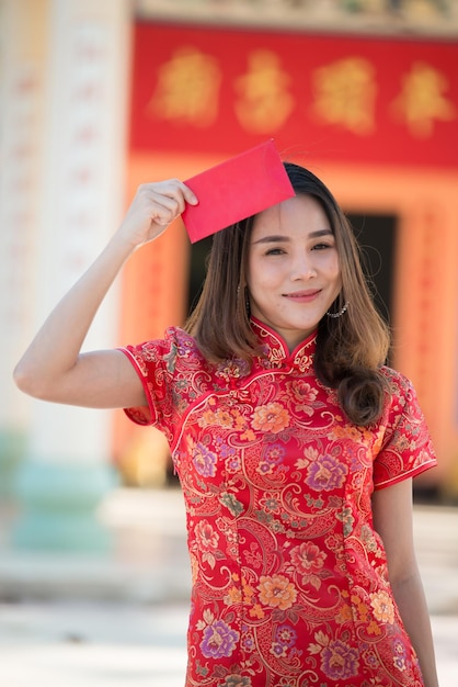 Portret van mooie Aziatische vrouw in Cheongsam-jurkThailand-mensen Gelukkig Chinees nieuwjaarsconcept