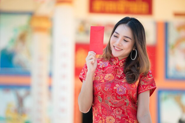 Portret van mooie Aziatische vrouw in Cheongsam-jurkThailand-mensen Gelukkig Chinees nieuwjaarsconcept