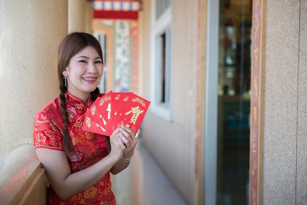 Portret van mooie Aziatische vrouw in Cheongsam-jurkThailand-mensen Gelukkig Chinees nieuwjaarsconcept