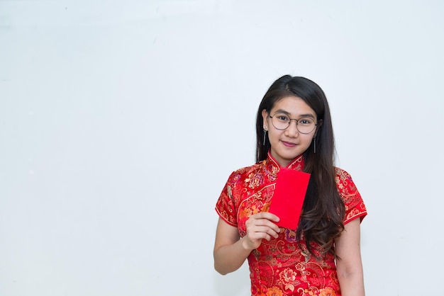 Portret van mooie Aziatische vrouw in Cheongsam-jurkThailand-mensen Gelukkig Chinees nieuwjaarsconcept