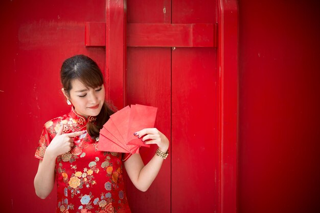 Portret van mooie Aziatische vrouw in Cheongsam-jurkThailand-mensen Gelukkig Chinees nieuwjaarsconcept