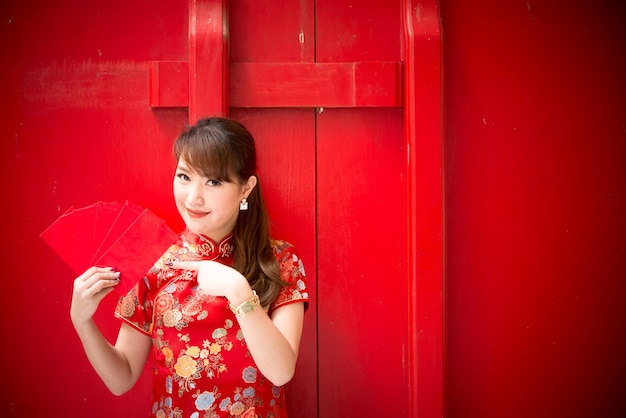 Portret van mooie Aziatische vrouw in Cheongsam-jurkThailand-mensen Gelukkig Chinees nieuwjaarsconcept