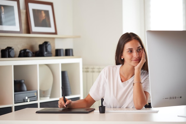 Portret van mooie blanke fotograaf vrouw met camera Business mensen werknemer freelance