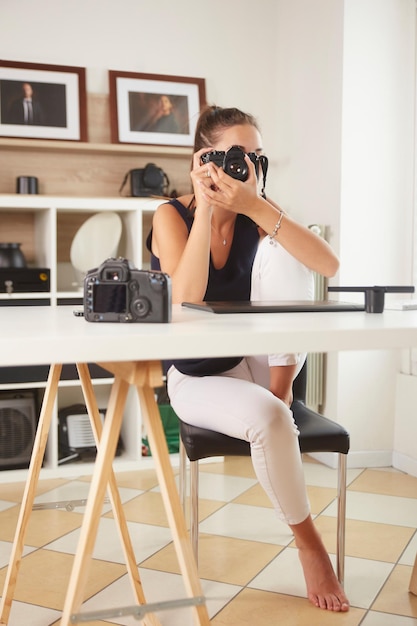 Portret van mooie blanke fotograaf vrouw met camera Business mensen werknemer freelance