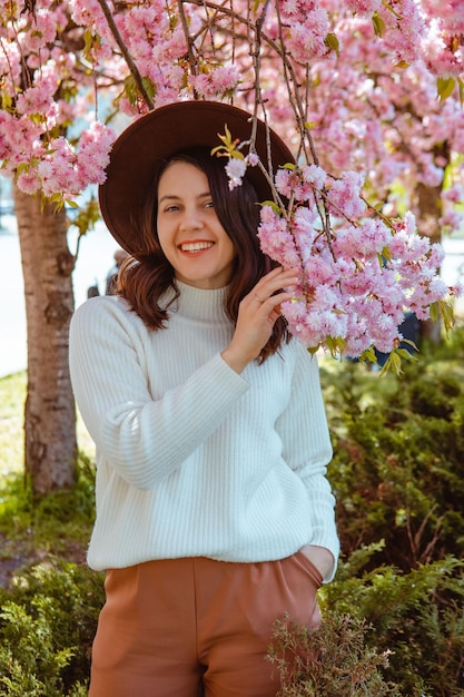 Portret van mooie blanke vrouw met bloeiende sakura-kersenbomen kopiëren ruimte