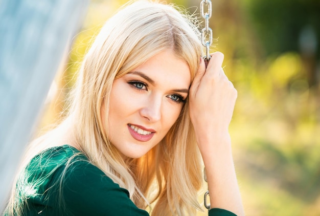 Foto portret van mooie blonde romantische jonge vrouw buiten portret van een schattig meisje, gelukkig vrolijk fem