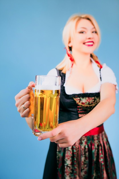 Foto portret van mooie blonde vrolijke glimlachende vrouw in de traditionele kleding van beiers duitsland europa