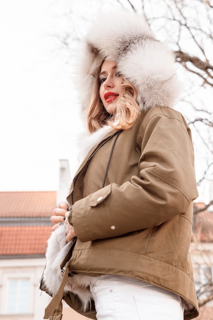 Portret van mooie blonde vrouw gekleed in warme kleren