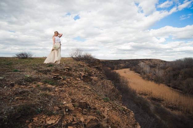 Portret van mooie blonde vrouw in een veld.