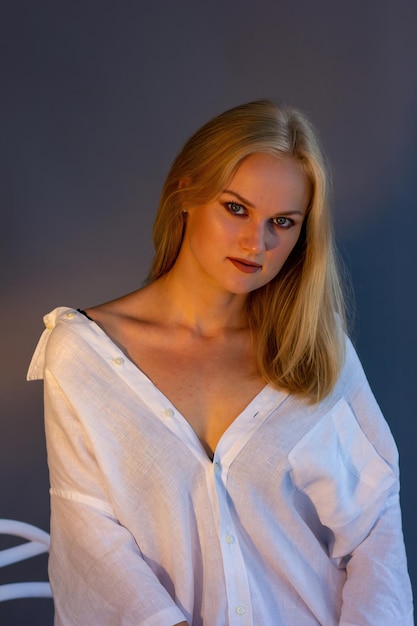 Portret van mooie blonde vrouw