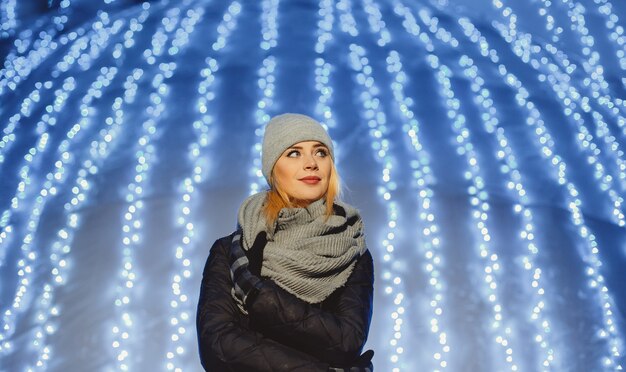 Portret van mooie blondevrouw die in openlucht in een koude de winternacht lopen