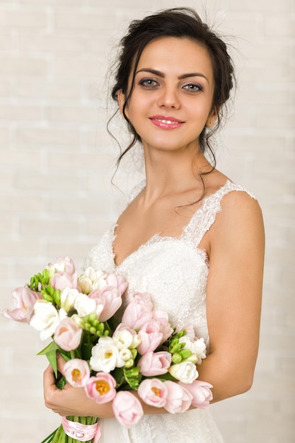 Portret van mooie bruid met huwelijksboeket