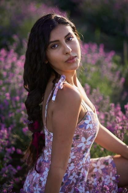 Portret van mooie brunette meisje op lavendel veld achtergrond.