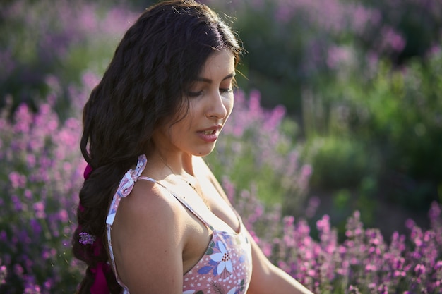 Portret van mooie brunette meisje op Lavendel veld achtergrond.