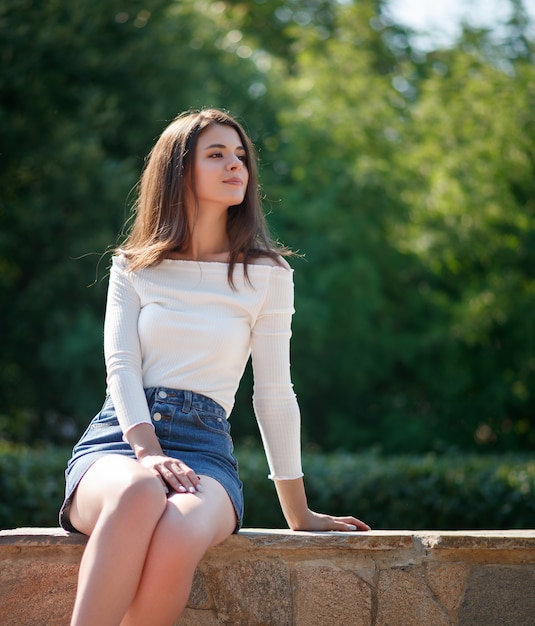 Portret van mooie brunette vrouw in zomer park