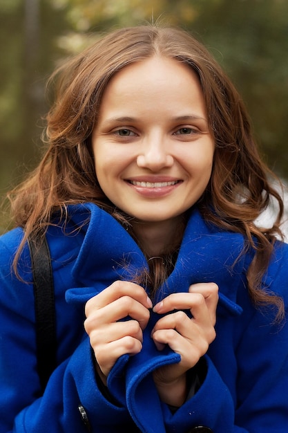 Portret van mooie charmante glimlachende vrouw