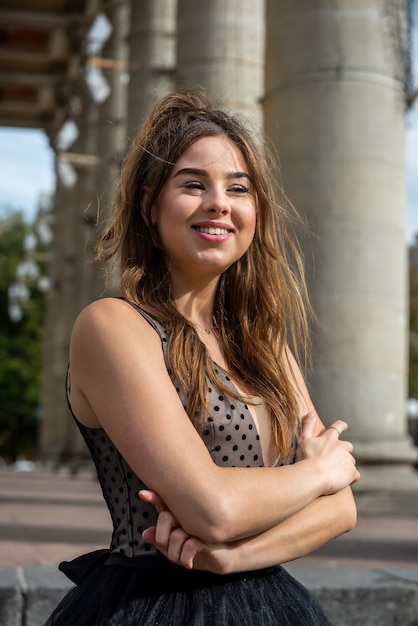 Portret van mooie dame in zwarte avondjurk in buiten