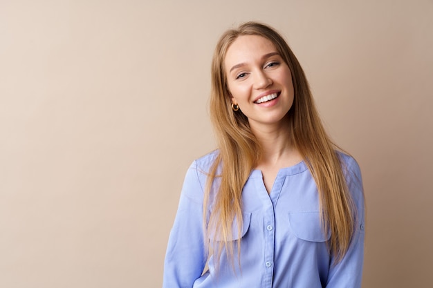 Portret van mooie glimlachende jonge vrouw in studio