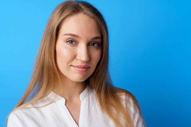 Portret van mooie glimlachende jonge vrouw in studio