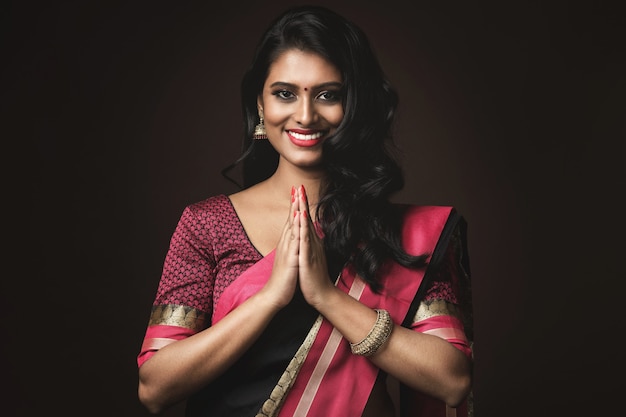 Portret van mooie indiase vrouw, gekleed in traditionele sari jurk