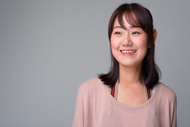 Portret van mooie Japanse vrouw op wit