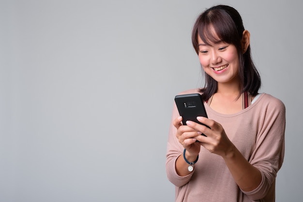 Portret van mooie Japanse vrouw op wit