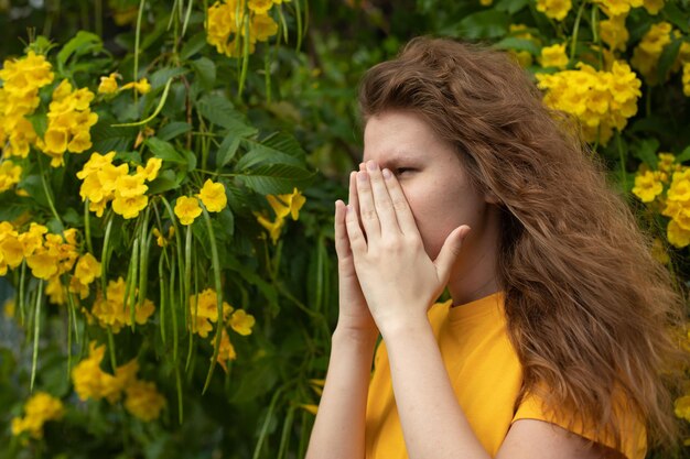 Portret van mooie jonge allergische vrouw lijdt aan pollenallergie of verkoudheid op natuurlijke