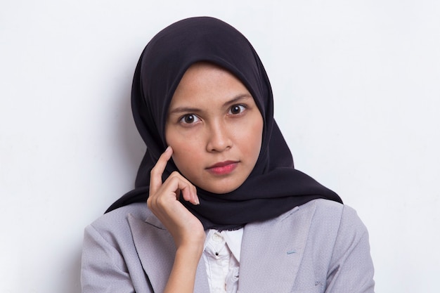 Portret van mooie jonge Aziatische moslimvrouw met schone en frisse huid geïsoleerd op wit